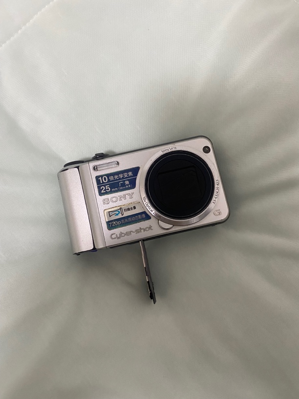 9新 Sony/索尼 h70银色1600w像素ccd数码相机（电池仓瑕疵）