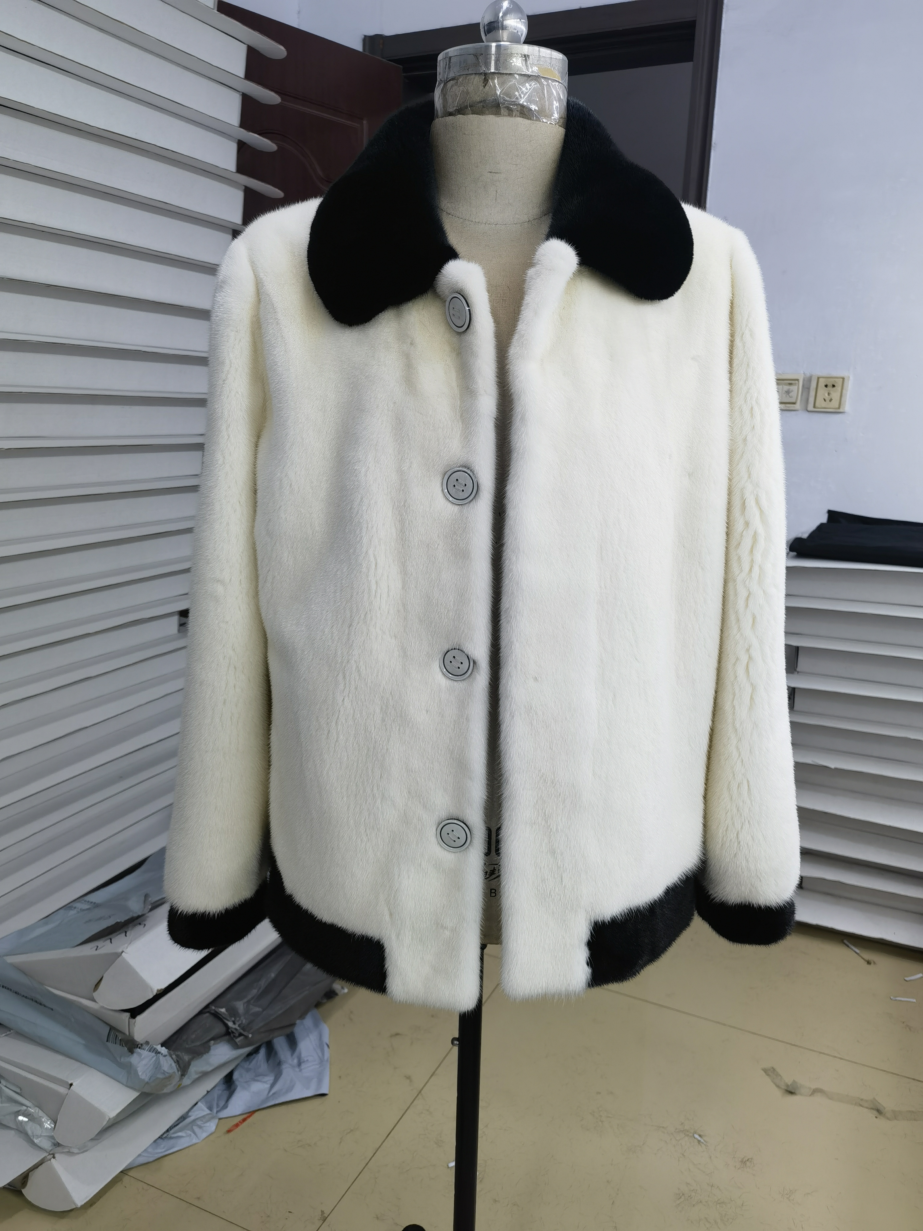 2024新款丹麦天鹅绒短二白色貂皮大衣男纽扣熊猫拼色款皮草外套男