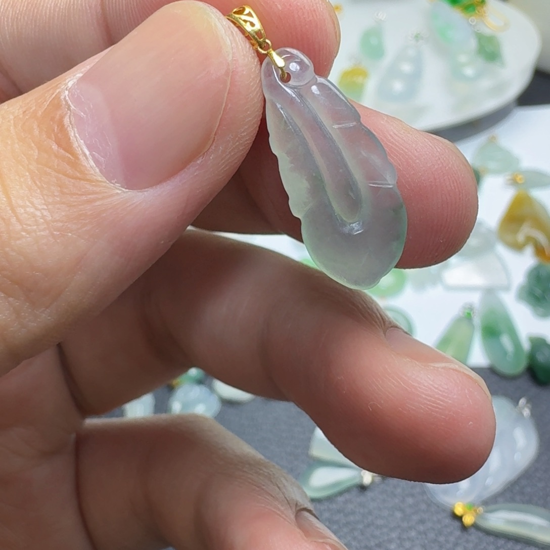 颈饰18K金镶嵌翡翠羽毛