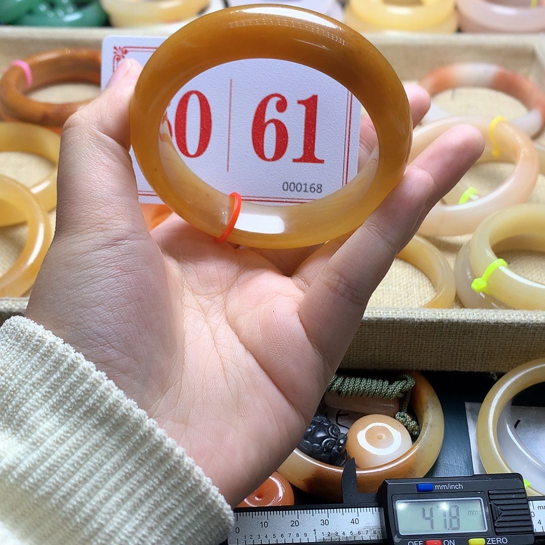 未镶嵌石英质玉（黄龙玉）手镯