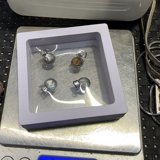 花岗石铁合金来自阿勒泰