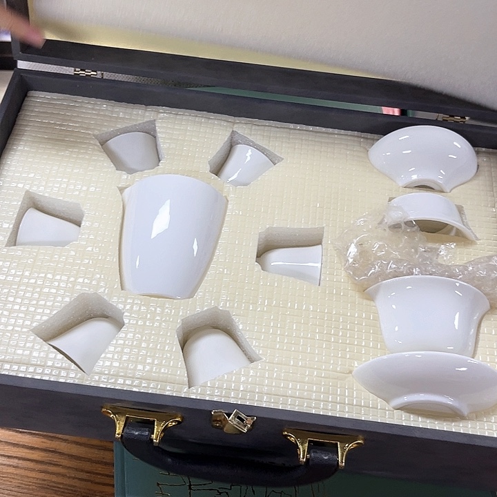 孤品茶具套装等。      
