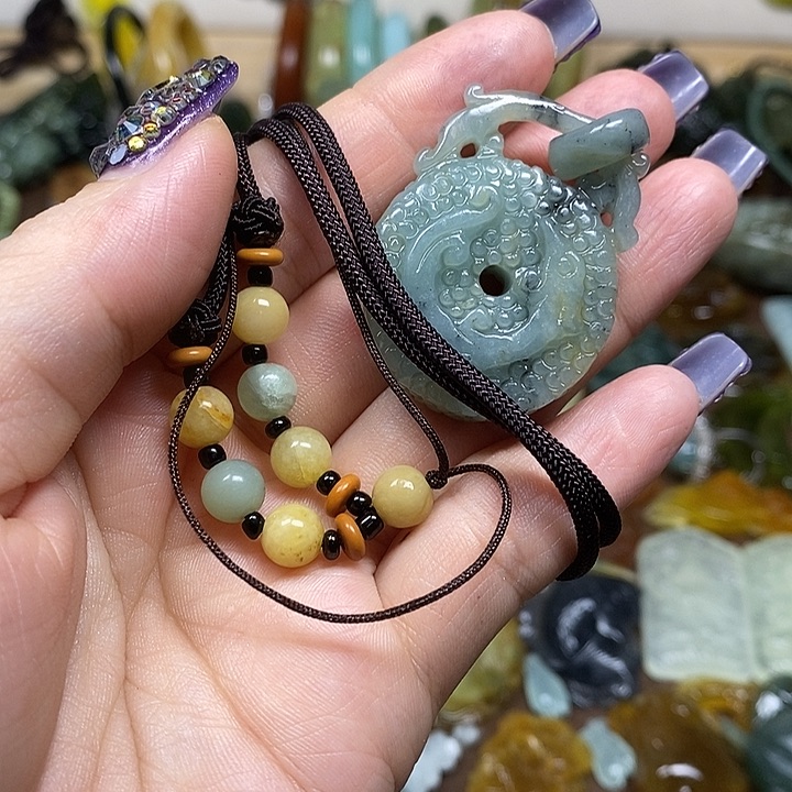 蛇纹石玉吊坠未镶嵌