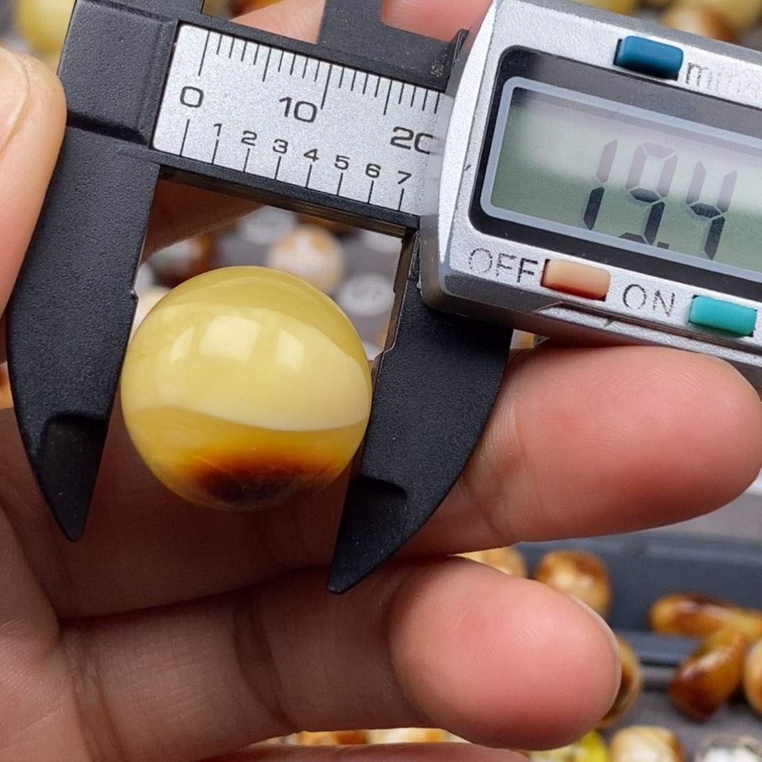 琥珀未镶嵌耳饰圆珠