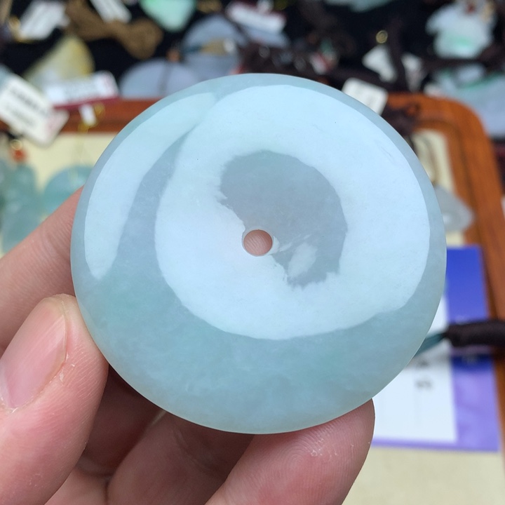 翡翠颈饰未镶嵌平安扣