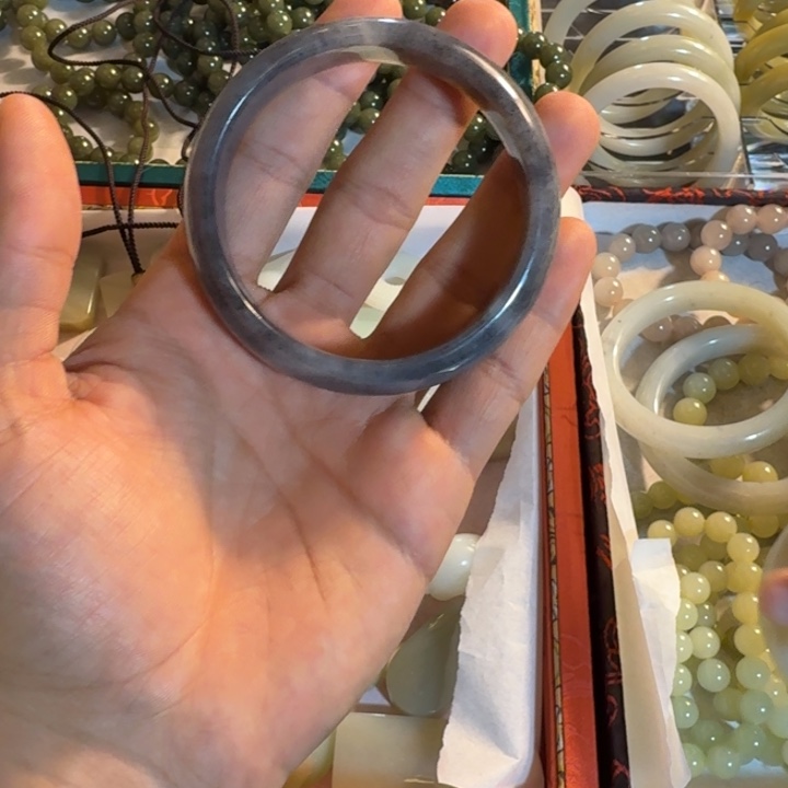 珍****和田玉（糖玉）未镶嵌手镯