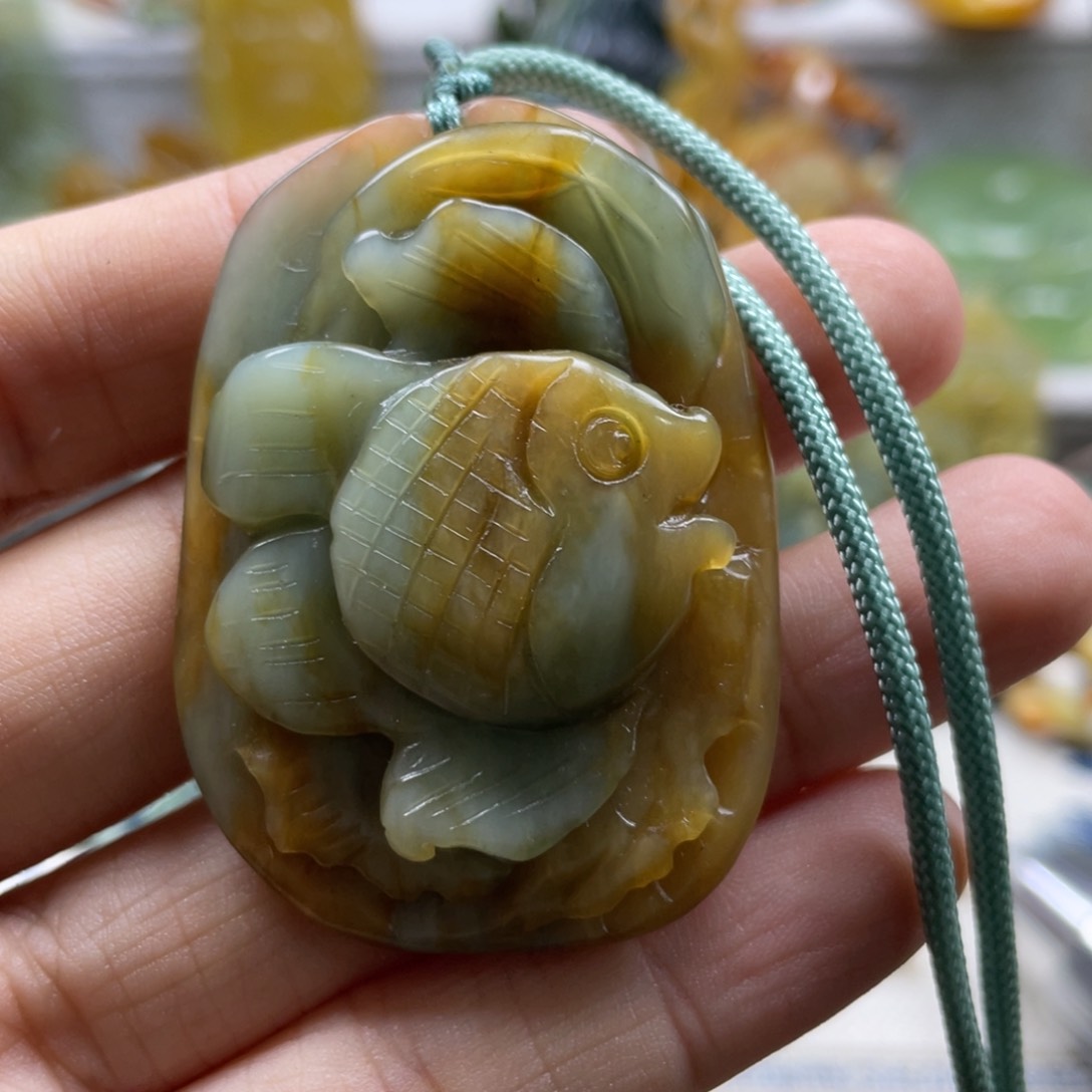 蛇纹石玉颈饰未镶嵌微瑕
