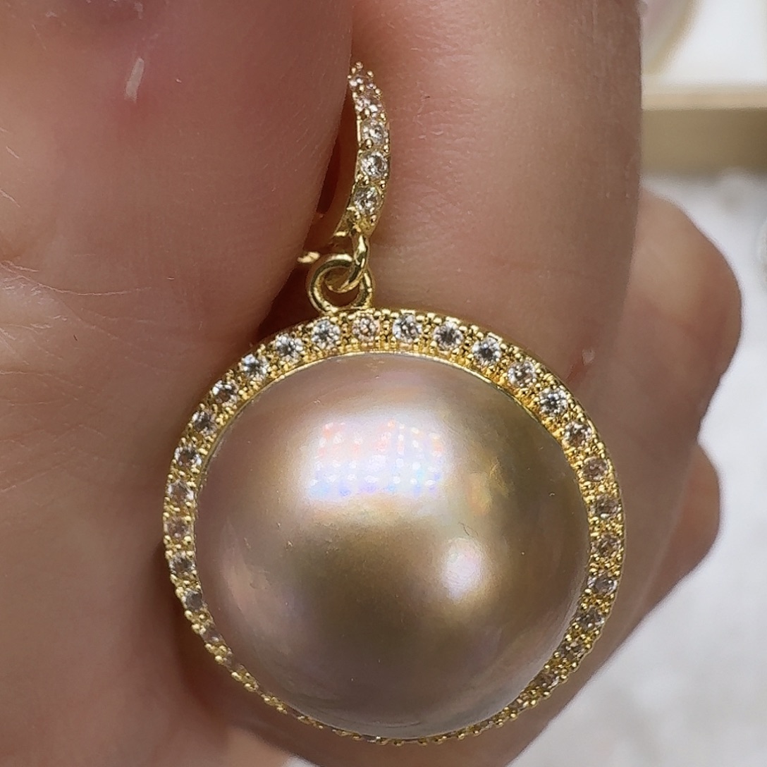 未镶嵌拼合珍珠（马贝珠）颈饰