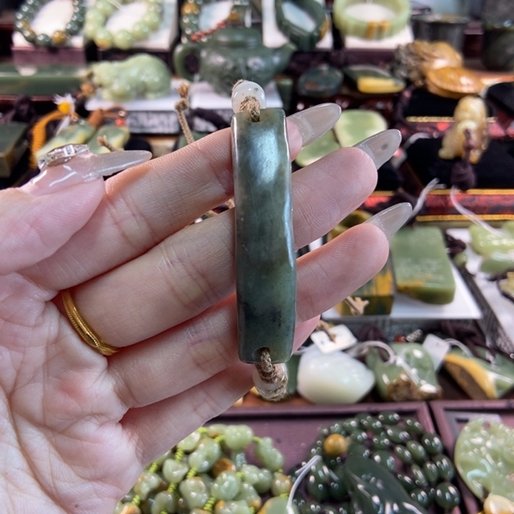 手链未镶嵌岫岩老玉（透闪石质玉）是***依