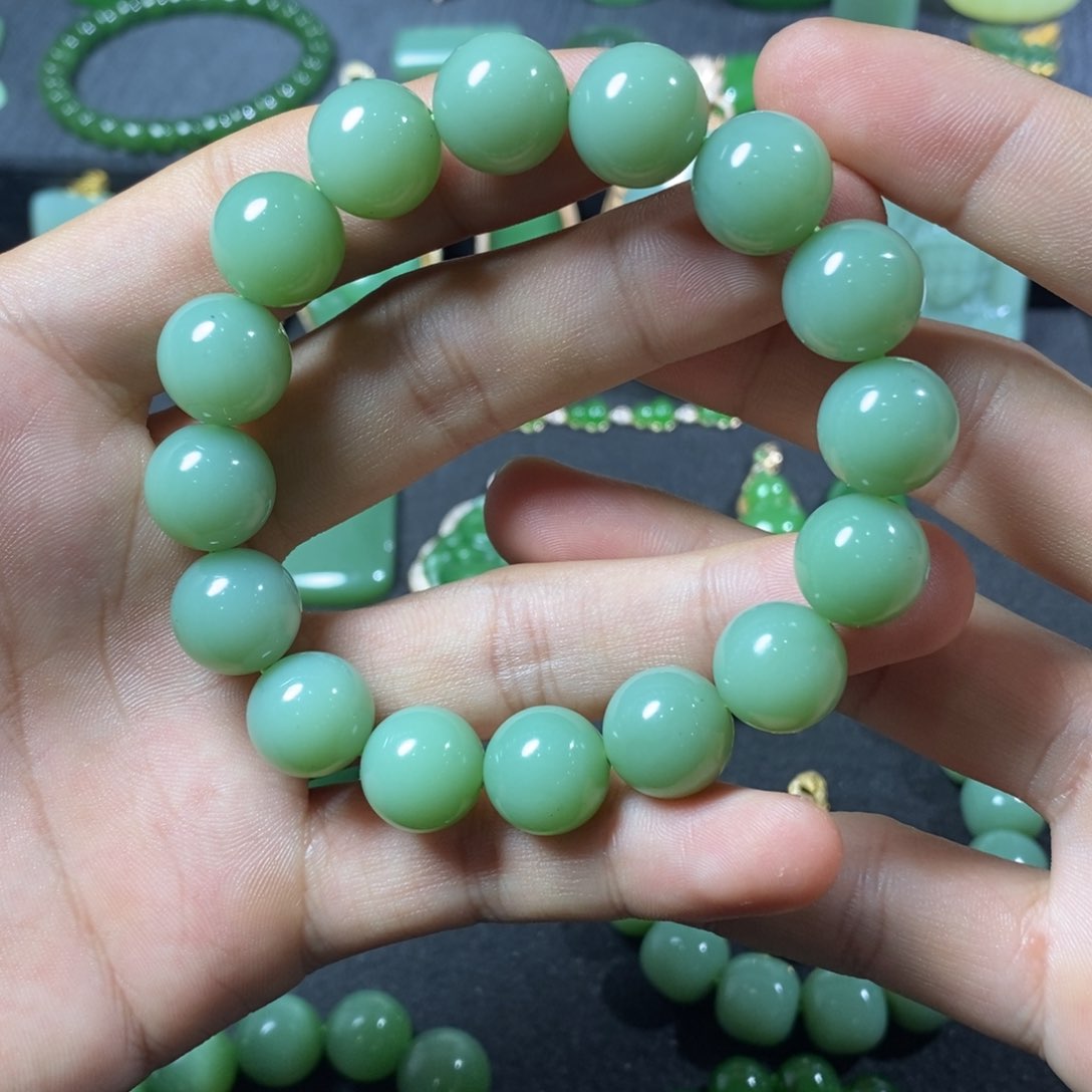 颈饰未镶嵌和田玉（碧玉）