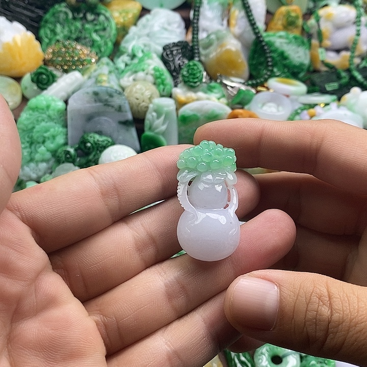 翡翠未镶嵌颈饰葫芦