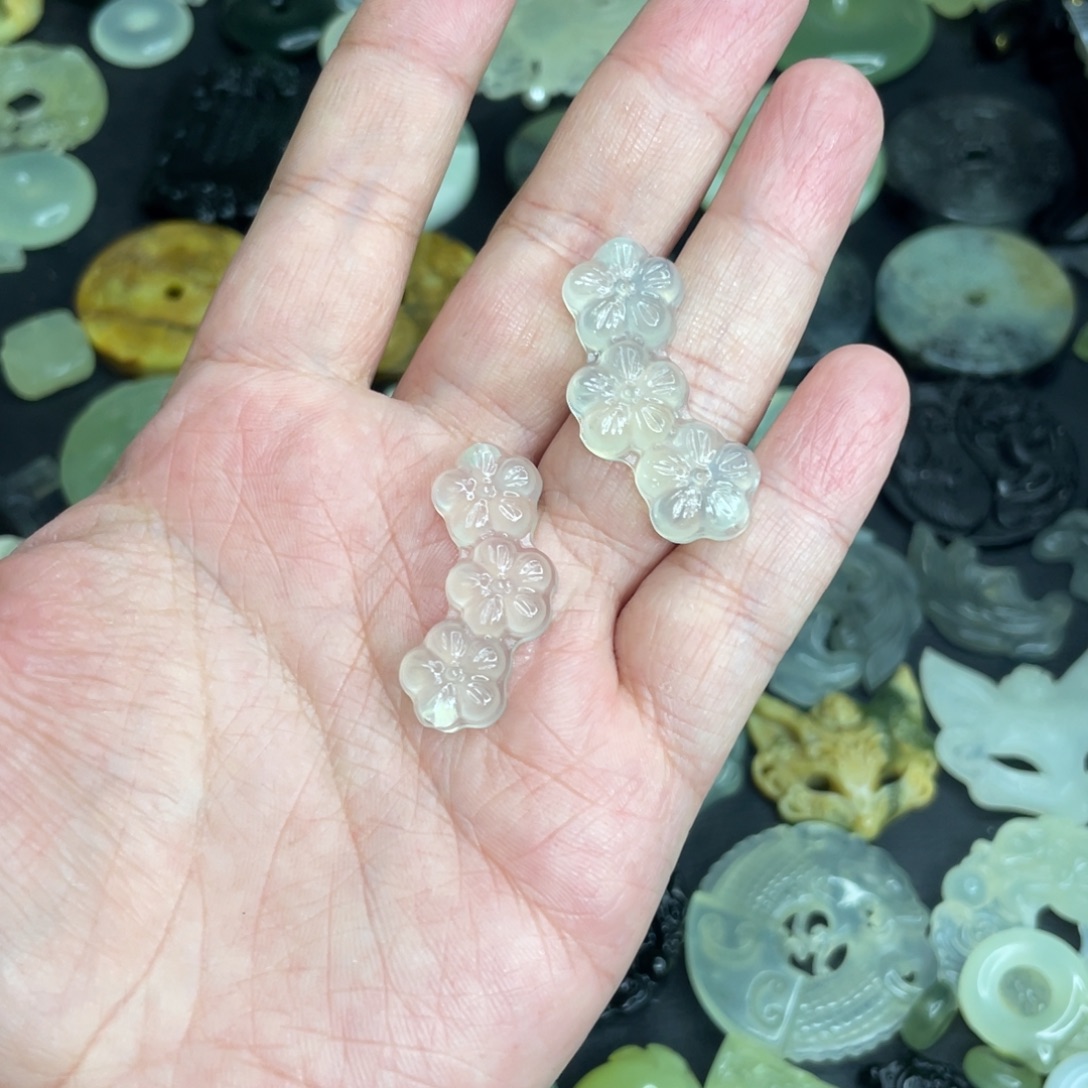 岫玉未镶嵌颈饰花花