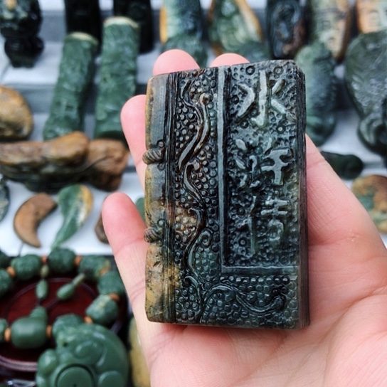 未镶嵌岫岩河磨玉（透闪石质玉）把件