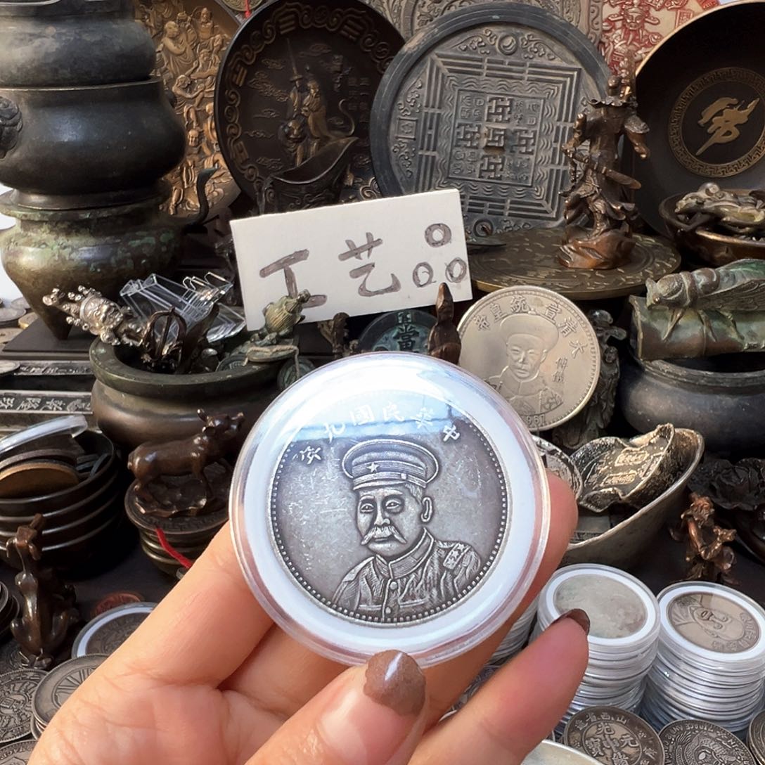 金属银元复古风格摆件