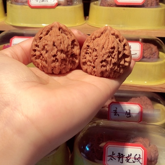 文玩核桃三角南疆石