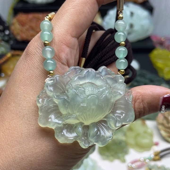蛇纹石玉未镶嵌颈饰