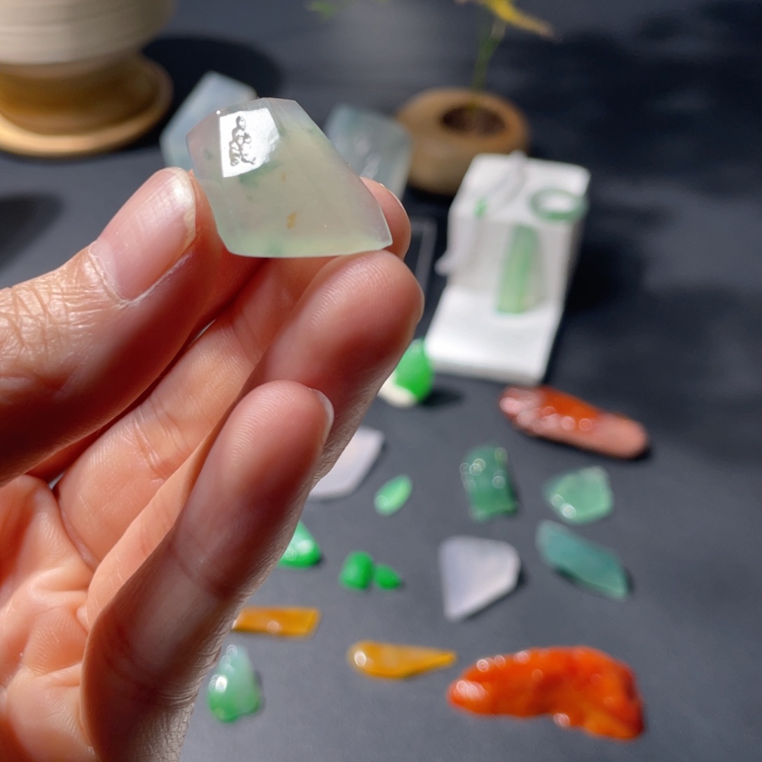 翡翠未镶嵌颈饰飘花