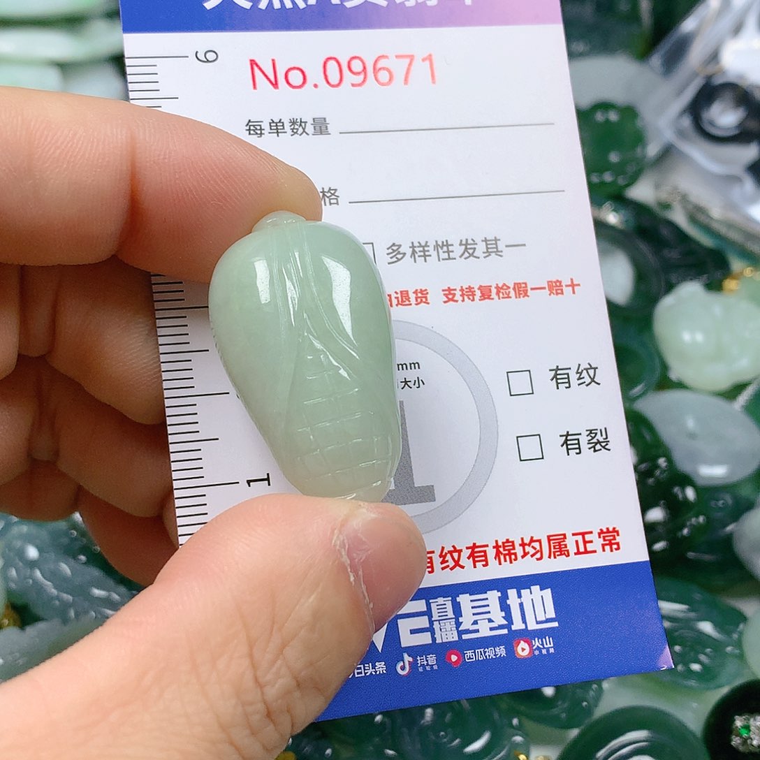 翡翠颈饰未镶嵌天然翡翠