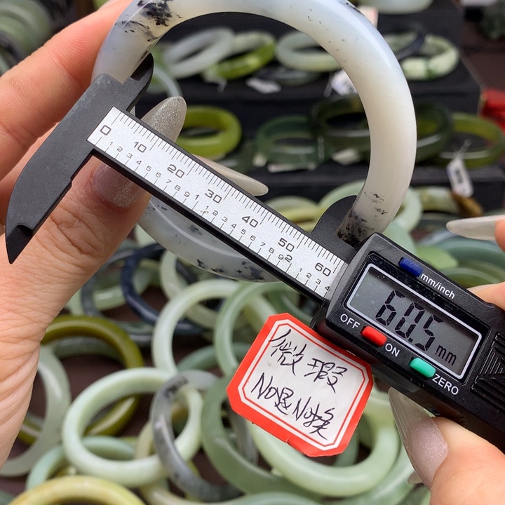 蛇纹石玉手镯未镶嵌493