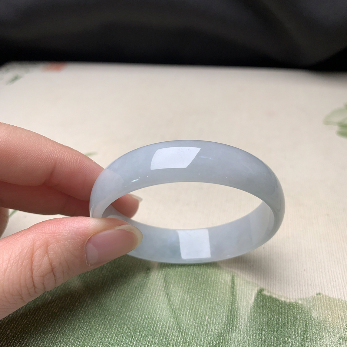 50正圈带绿底色细糯底天然缅甸翡翠童镯