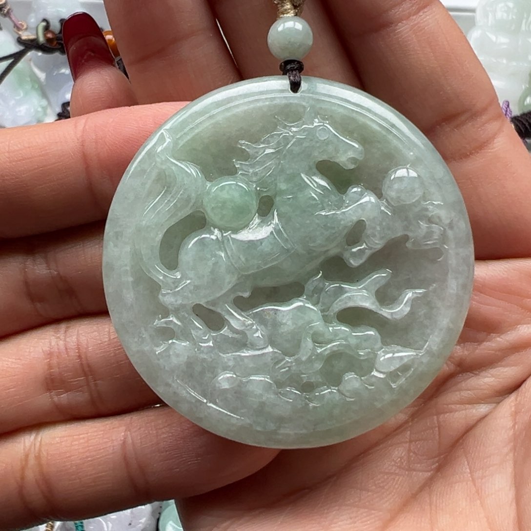 翡翠颈饰未镶嵌马牌