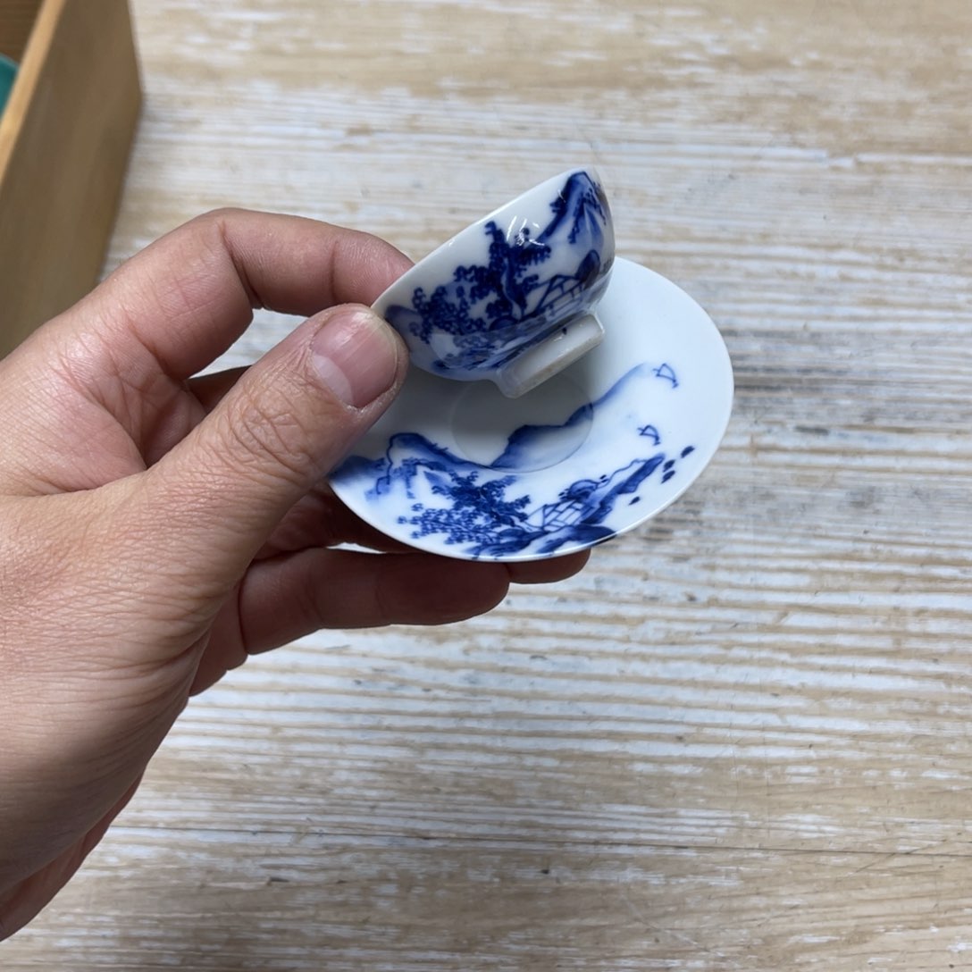 瓷片密密麻麻地排列着一个