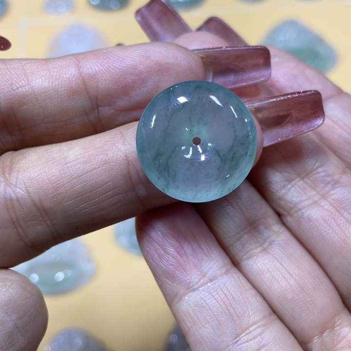 翡翠颈饰未镶嵌平安扣