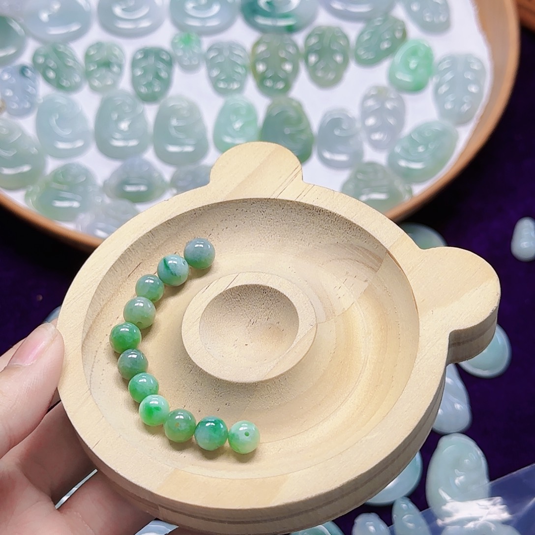 小***玉翡翠未镶嵌颈饰翡翠