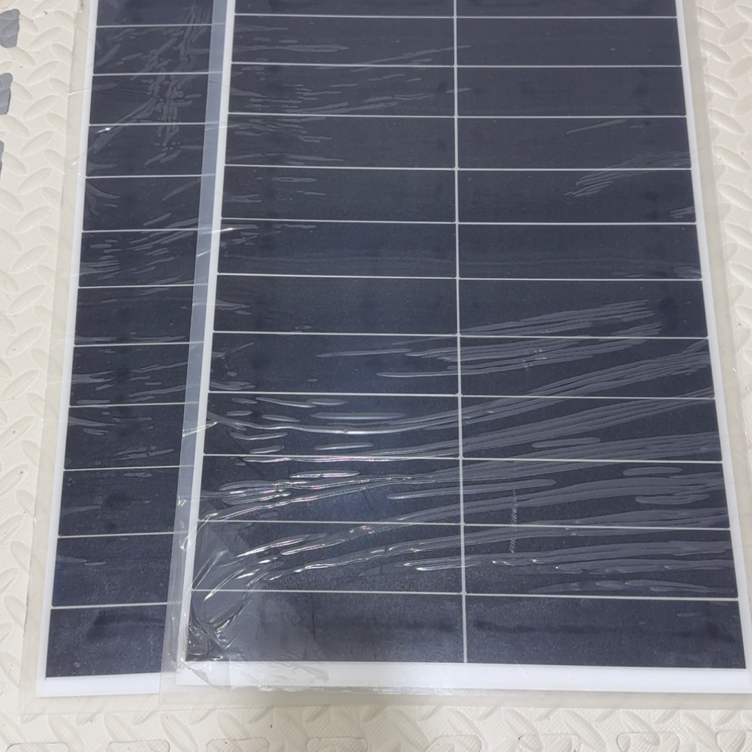 太阳能光伏板发两片