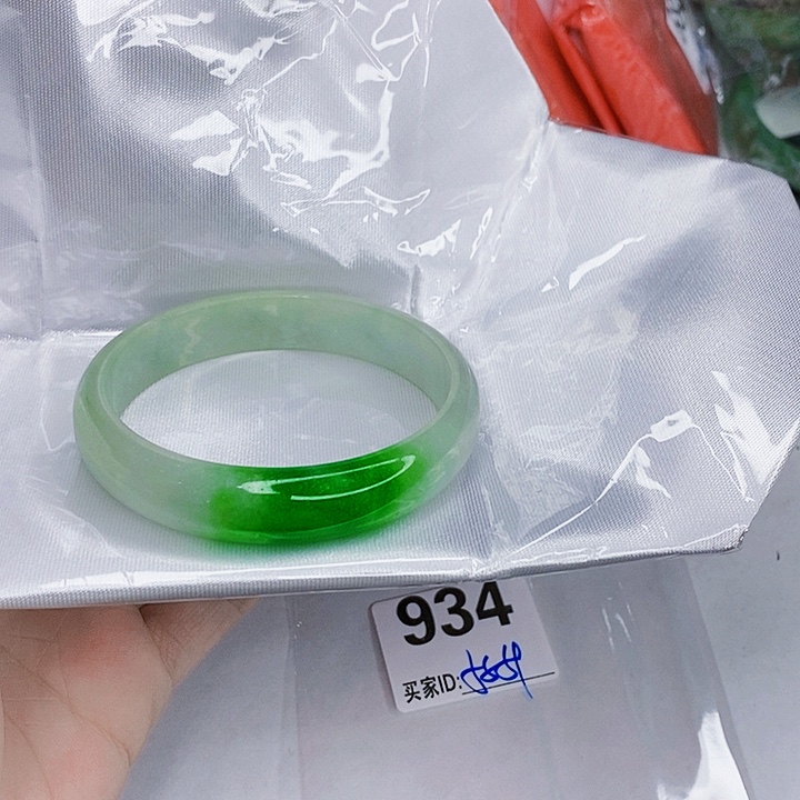 翡翠未镶嵌手镯一图一物实物为准（微瑕处理）
