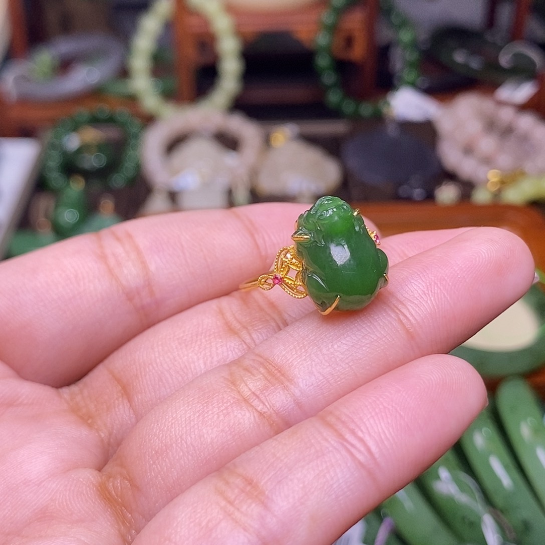 和田玉碧玉满色满绿老料金镶貔貅戒指未镶嵌
