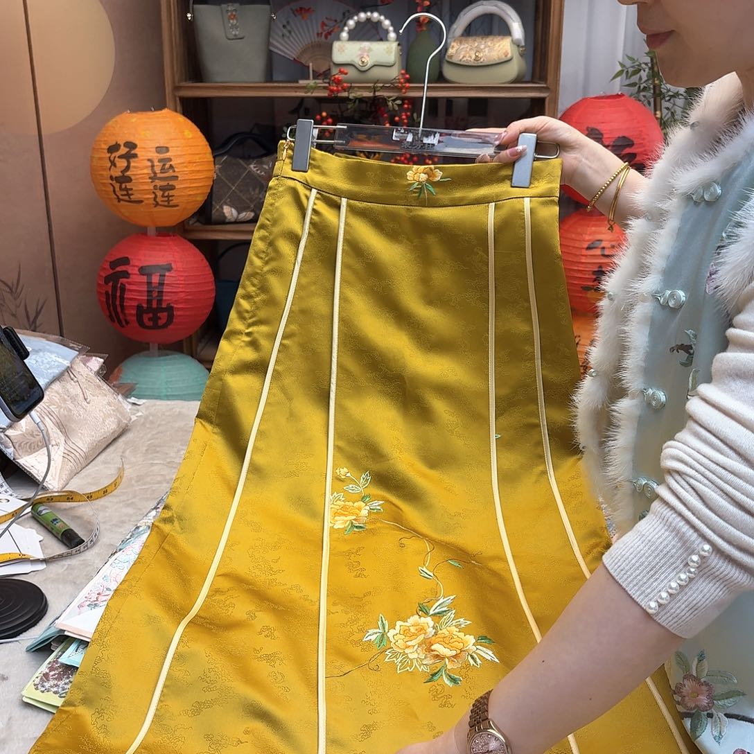 刺绣马面裙平铺腰围68有松紧