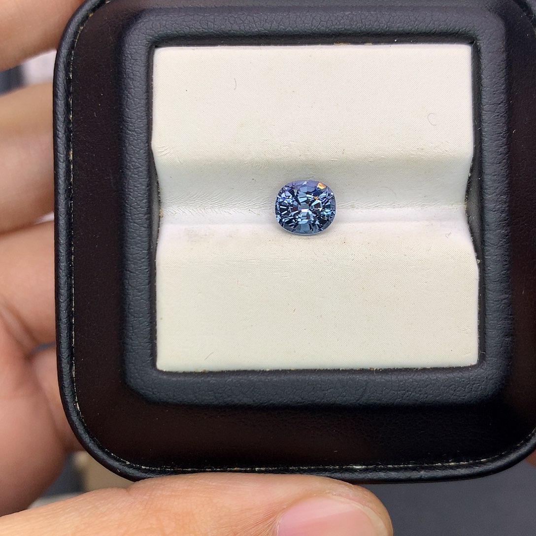 尖晶石裸石1.34克拉全净满火彩金属尖晶