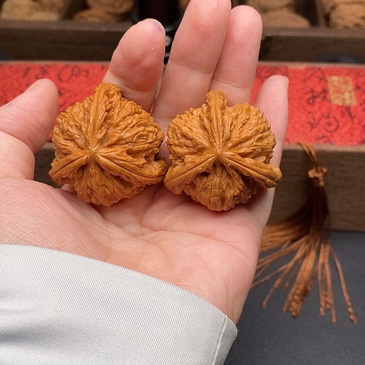 彭***.把件文玩核桃白奔