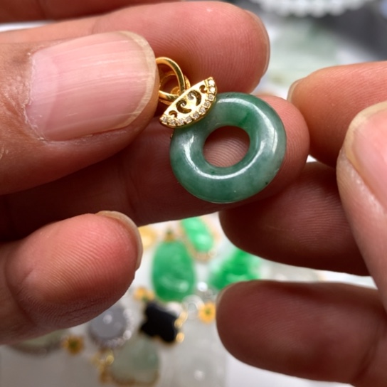 翡翠颈饰未镶嵌翡翠