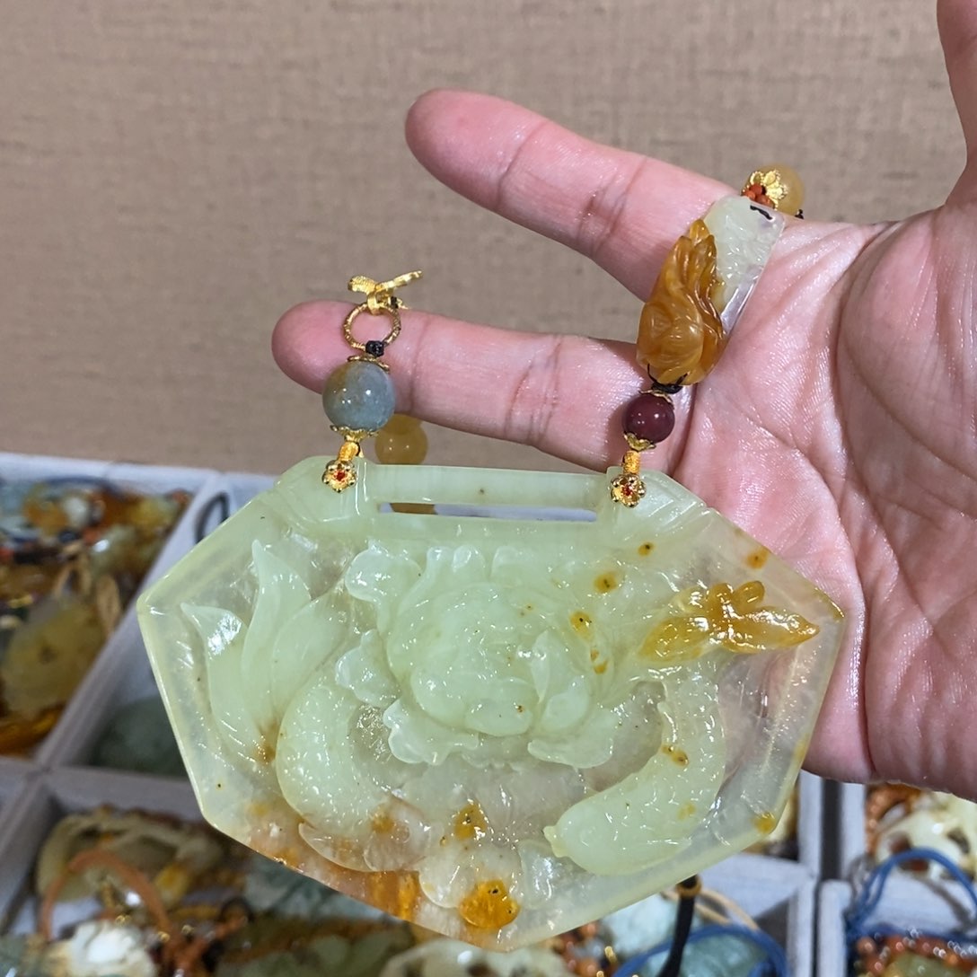 蛇纹石玉颈饰未镶嵌