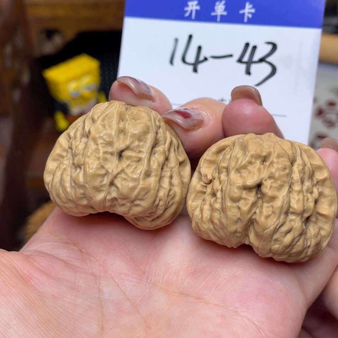 桃核把件蛤蟆头38李。 