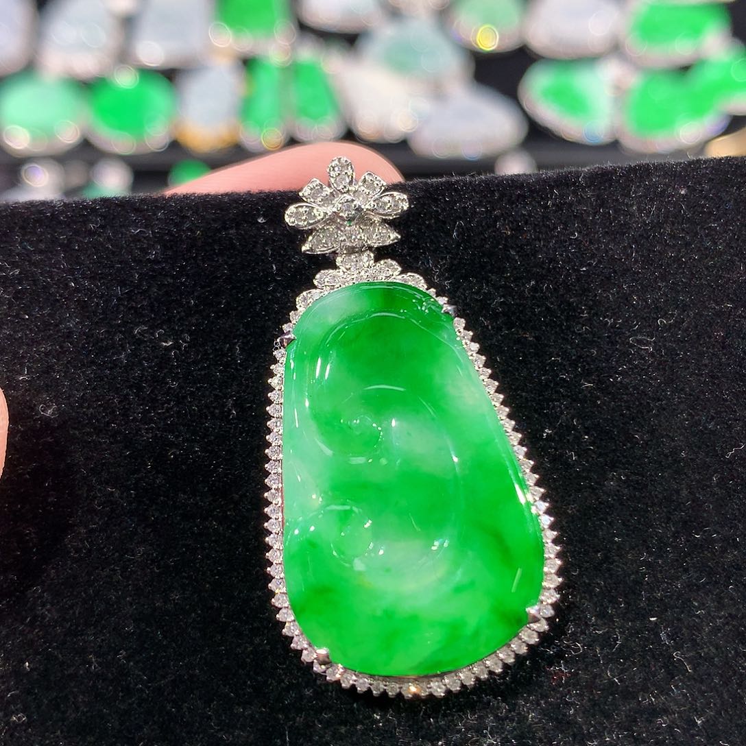 翡翠18K金镶嵌颈饰