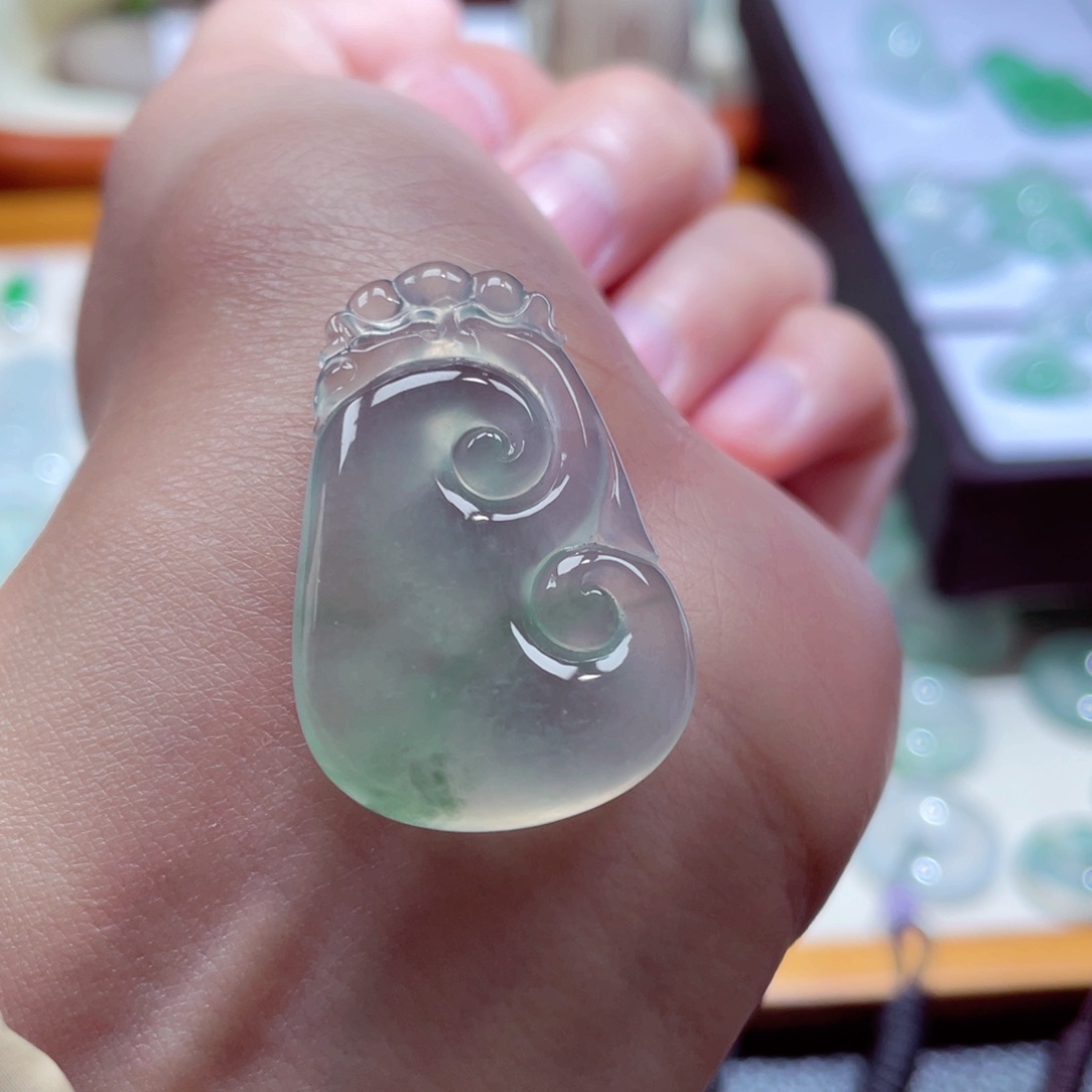 翡翠颈饰未镶嵌如意