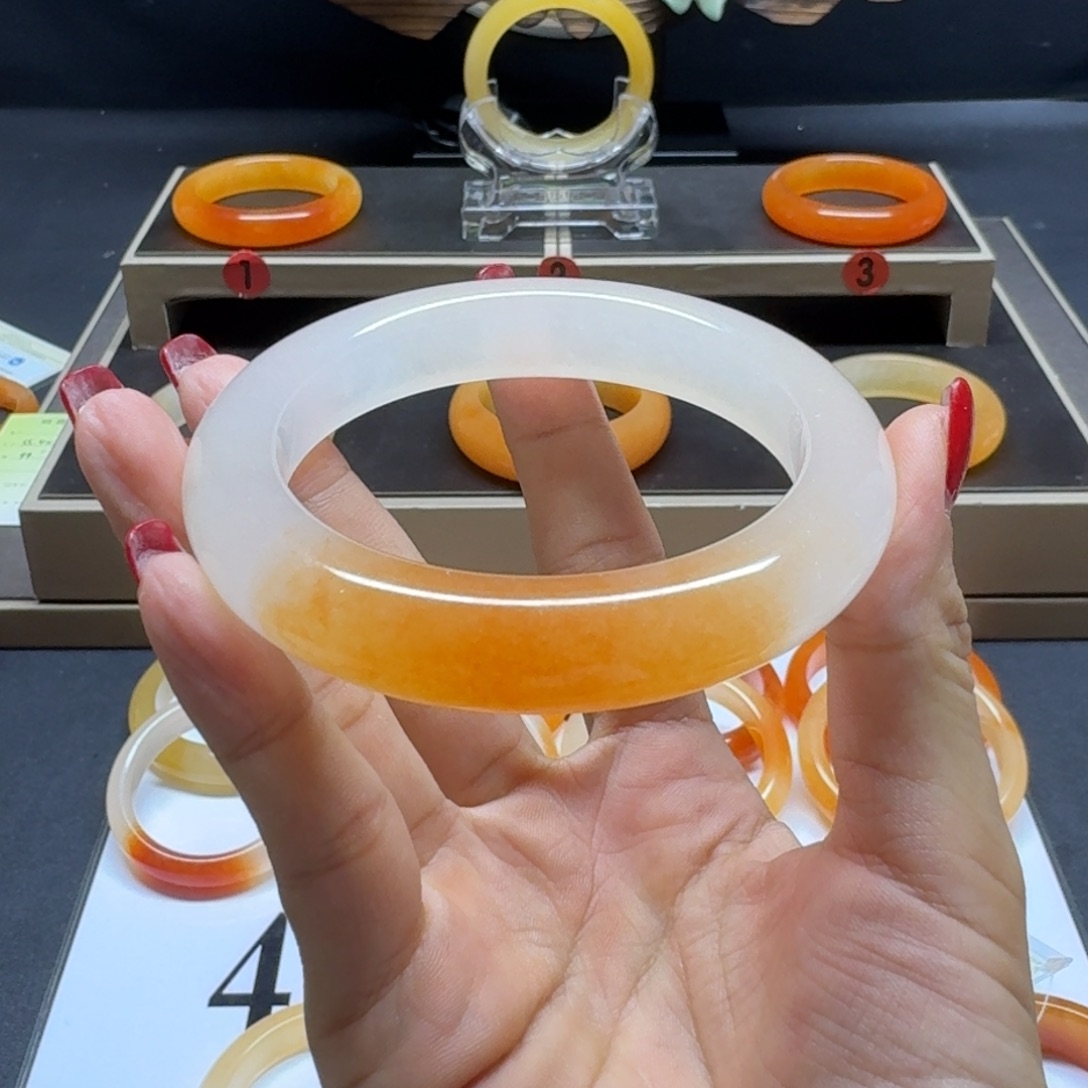 倩***石英质玉（黄龙玉）未镶嵌手镯