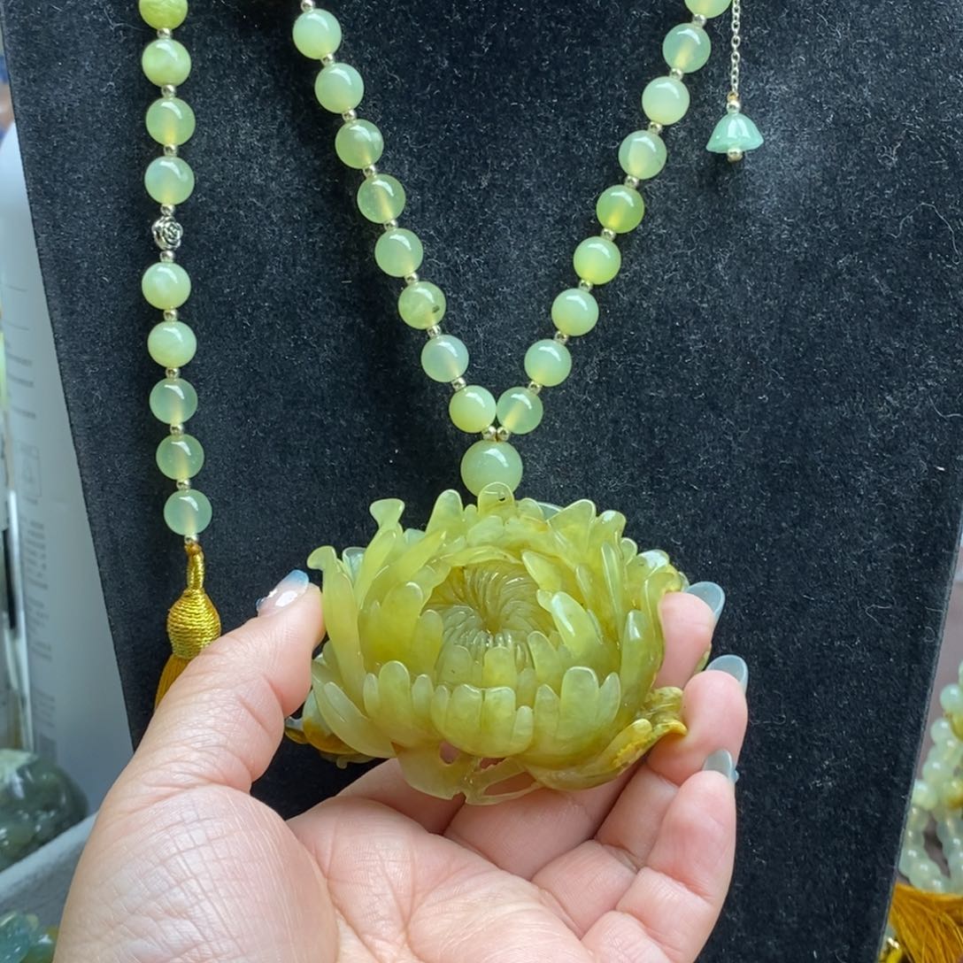 蛇纹石玉颈饰未镶嵌牡丹花