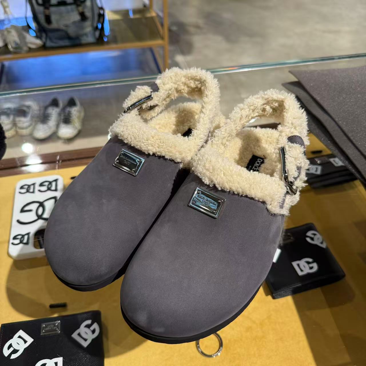 【CC在欧洲】D....G 1号折扣店 灰色勃肯鞋