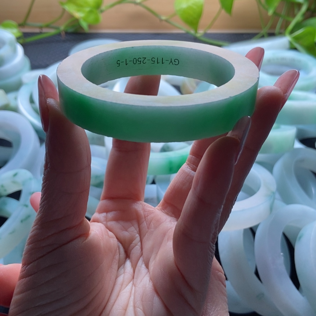 未镶嵌手镯定制翡翠潇**尘