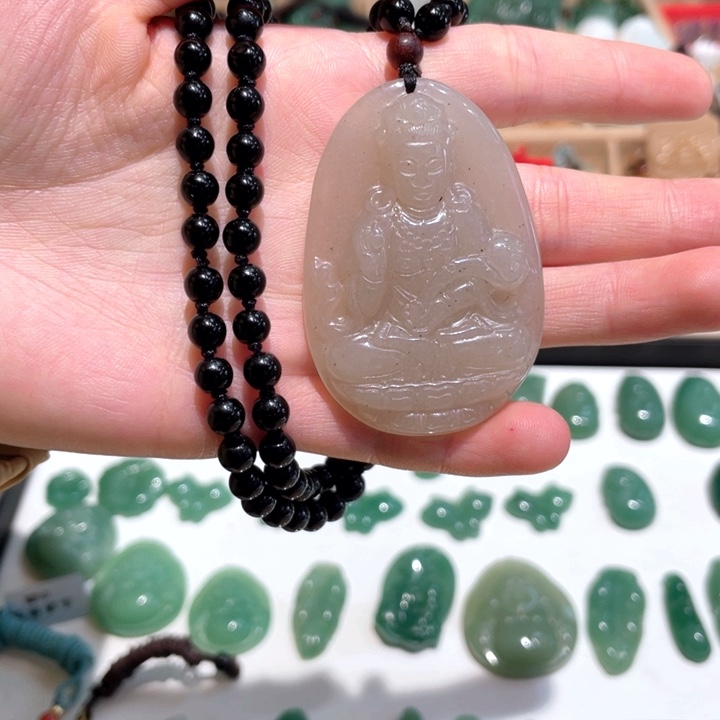 石英质玉未镶嵌颈饰