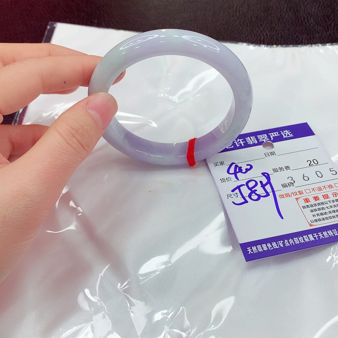 翡翠未镶嵌手镯。1111