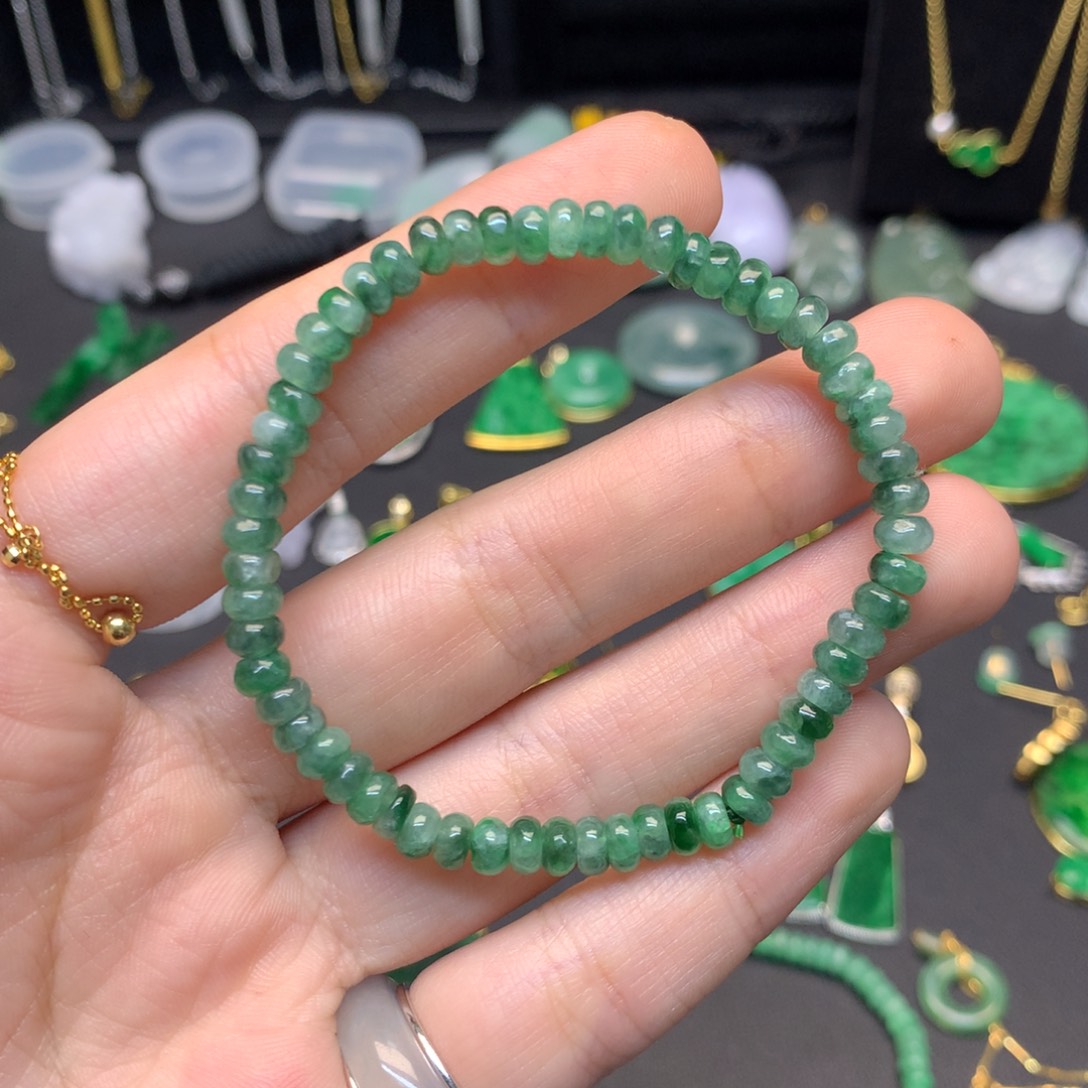 好***儿翡翠未镶嵌手串有纹裂