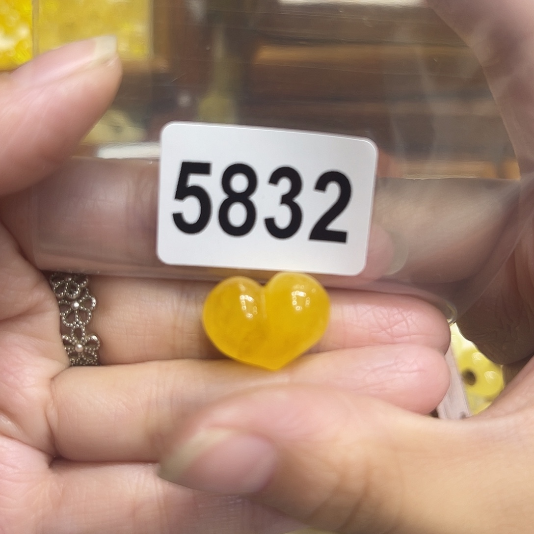 琥珀未镶嵌颈饰蜜蜡