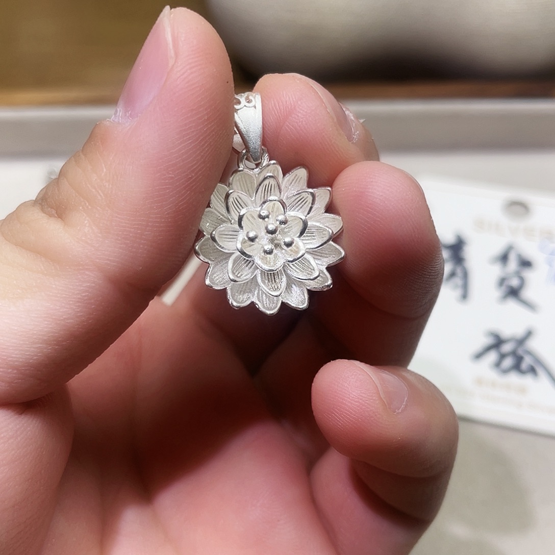 邮***莓坠链均足银锆石莲花