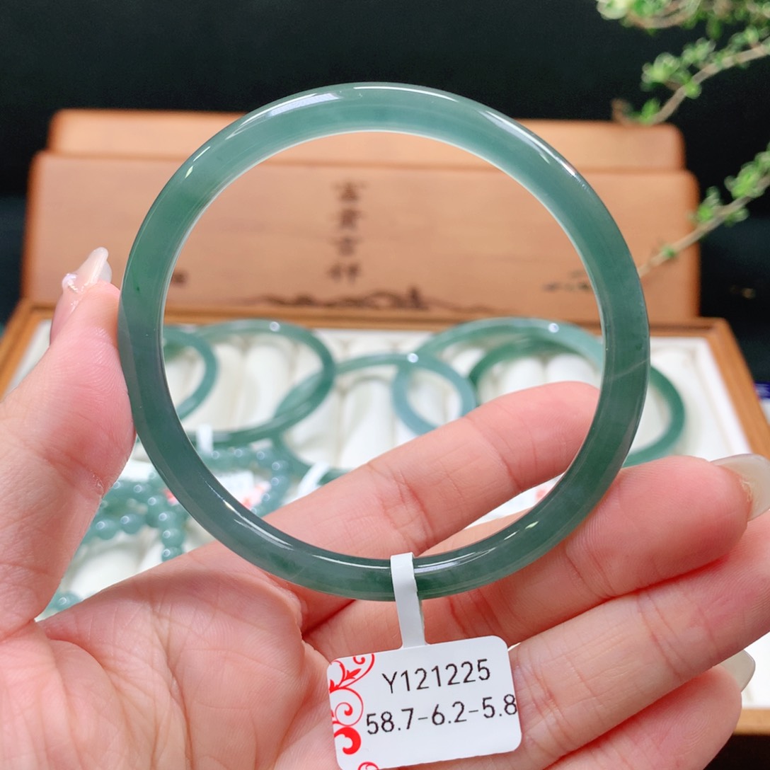 翡翠手镯未镶嵌天然