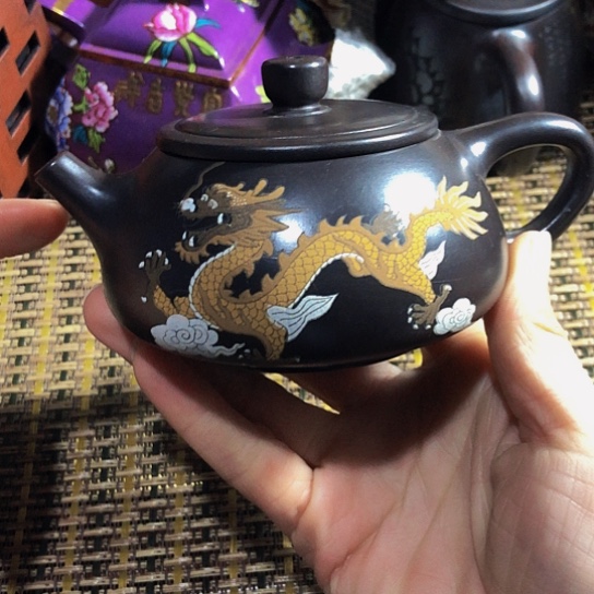 紫砂茶壶原矿泥料手工制作紫砂壶。